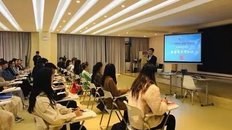 全媒体运营师与网络营销师：谁才是营销界的“全能手”？**